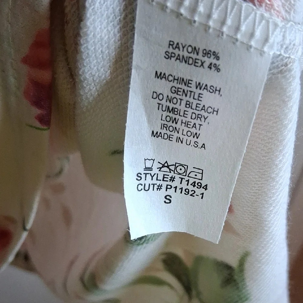 Floral Crisscross Long Sleeve Top in Cream and Pink - Picture 3 of 4